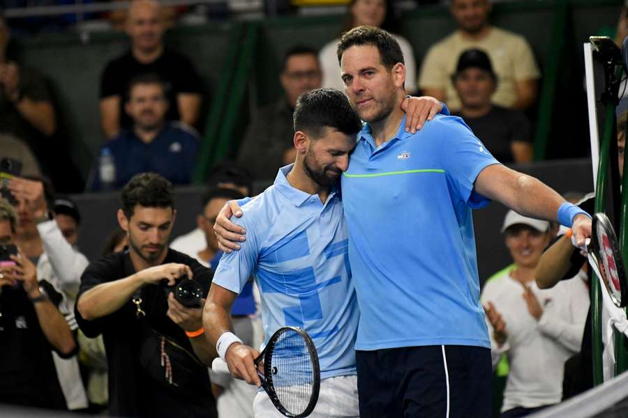Novak Djokovic umarmt Juan Martin del Potro.