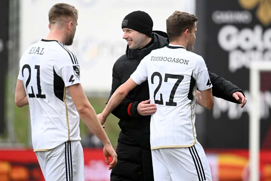 Trainer Florian Kohfeldt (M.) gratuliert seinen Spielern.