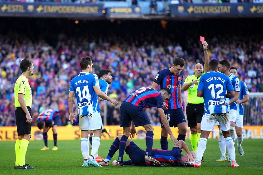 Barcelona v derby ztratila vedení a na čele La Ligy se bodově srovnala s Realem