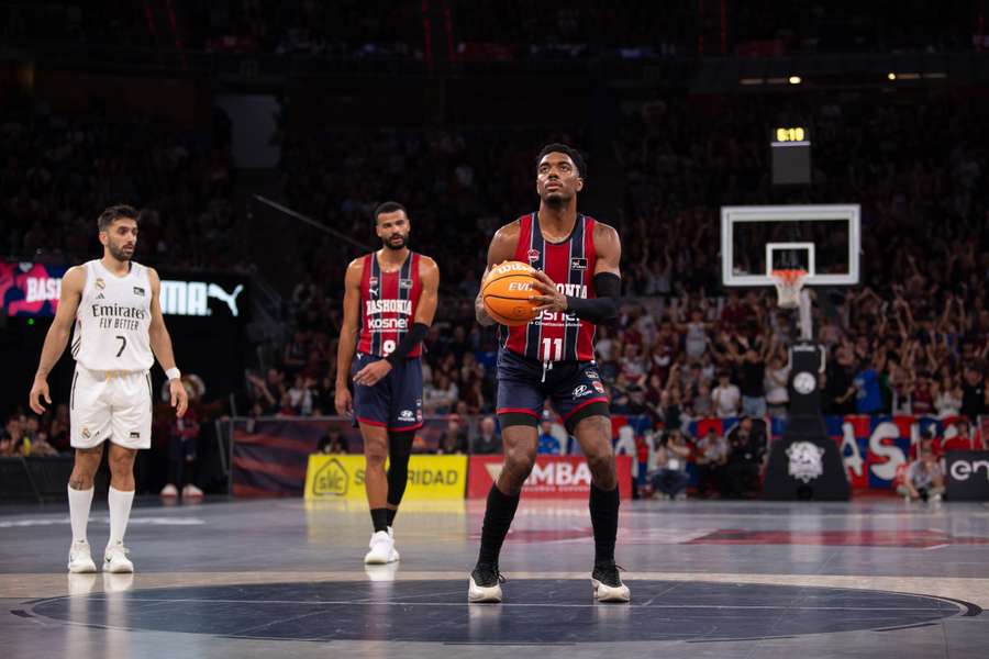 Trent Forrest, lanzando uno de sus 19 tiros libres