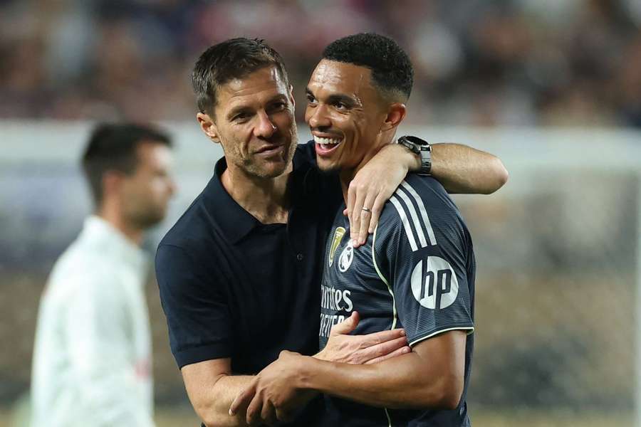 Xabi Alonso abraça Arnold