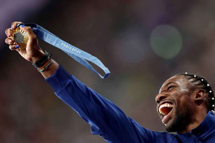 US-Sprinter Noah Lyles mit seiner olympischen Goldmedaille über 100m.