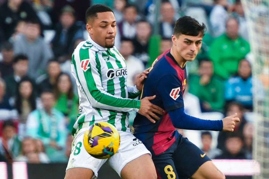 Vitor Roque sofreu pênalti em Betis 2x2 Barcelona