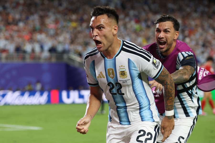 Lautaro Martinez celebra il gol contro la Svizzera