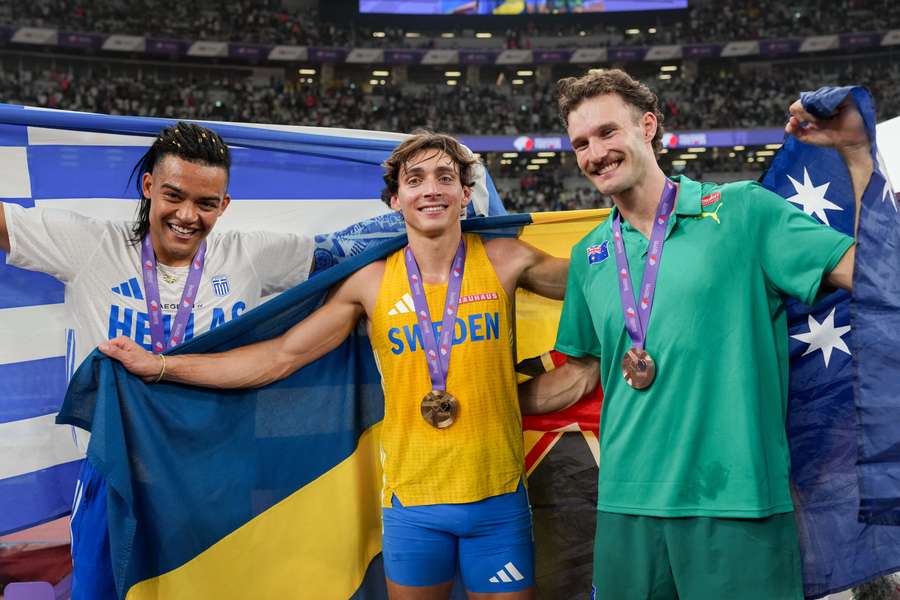 Duplantis, con Karalis (plata) a la izquierda de la imagen y Marshall (bronce) a la derecha