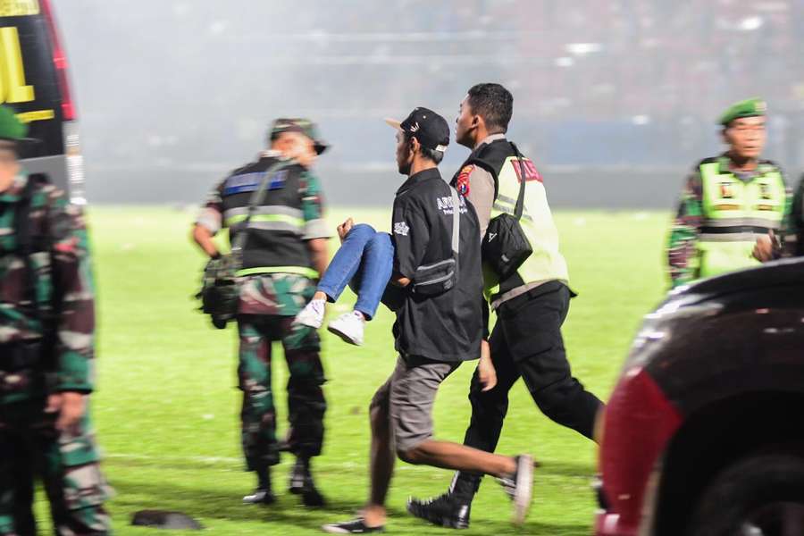 Pessoas foram carregadas para o centro do estádio após disparo de gás lacrimogênio nas arquibancadas