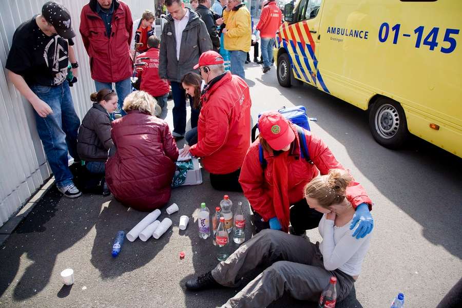 Adeptos feridos no exterior, junto à ambulância