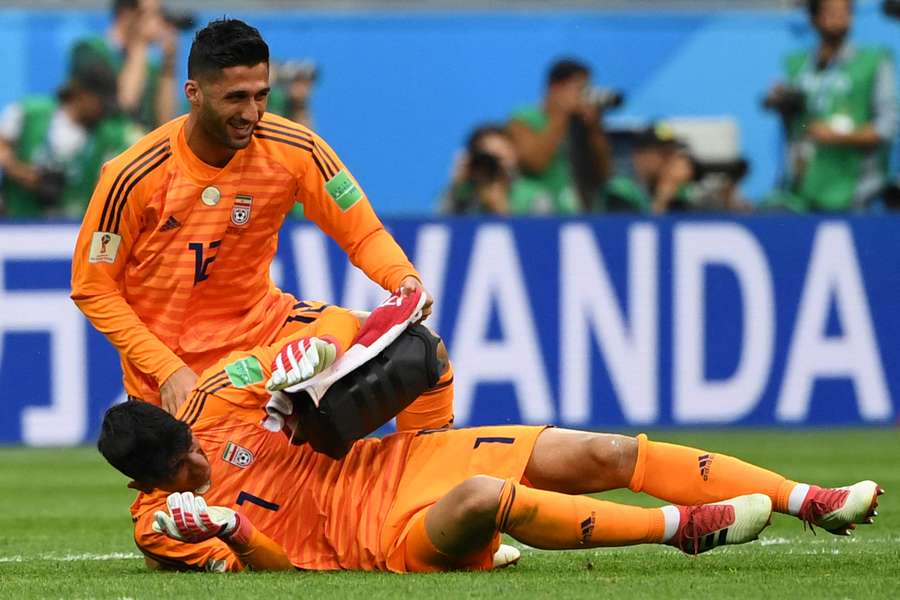 Mazaheri, felicitando a Beiranvand en el Mundial de Rusia