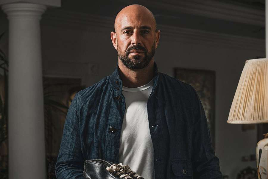 Pepe Reina assinou por uma época com o Como