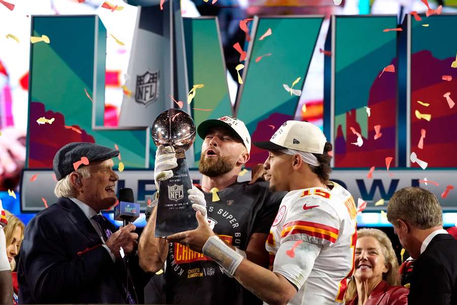 Travis Kelce consuela a su hermano Jason tras triunfo de sus Chiefs en Super Bowl