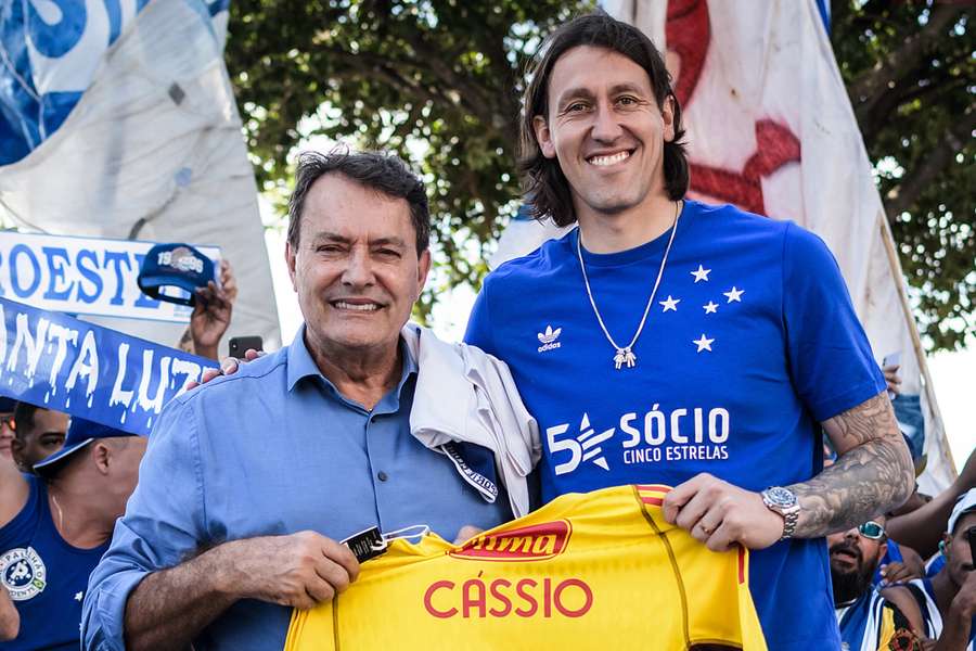 Cássio é apresentado ao lado de Pedro Lourenço, proprietário da SAF do Cruzeiro