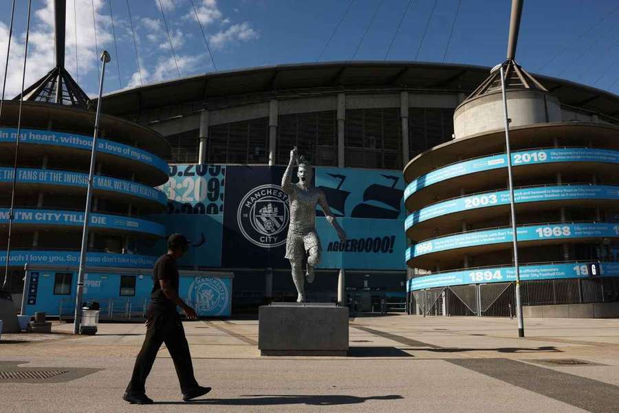 Statue von Sergio Agüero vor dem Etihad Stadium