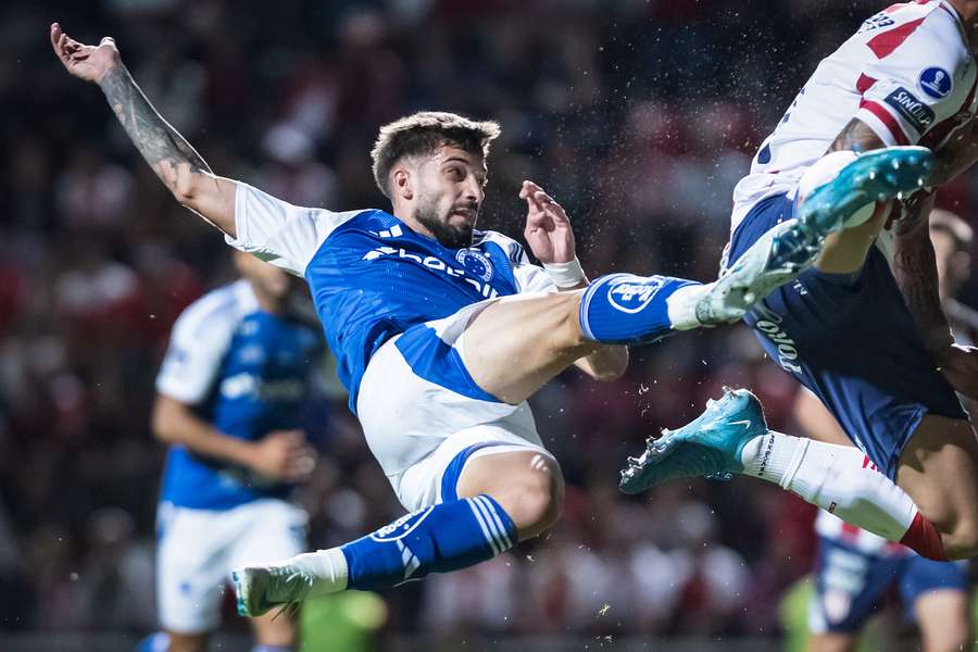 Cruzeiro estreou com derrota para o Unión Santa Fe