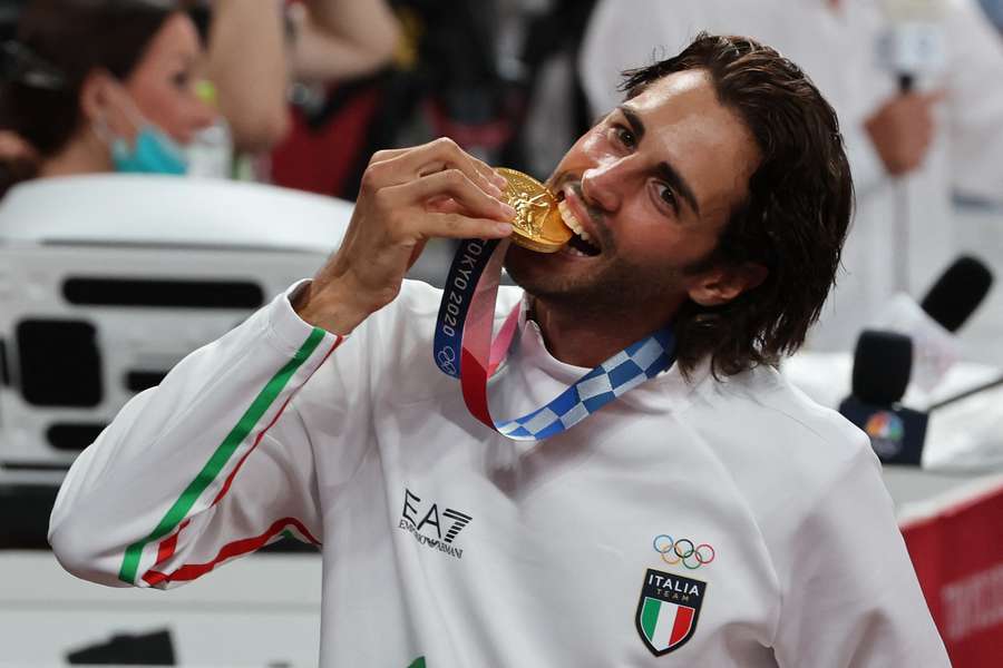 Gianmarco Tamberi morde l'oro conquistato nel salto in alto alle Olimpiadi di Tokyo