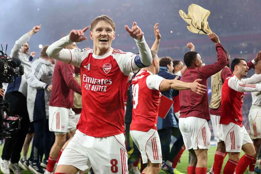 A festa dos jogadores do Arsenal após o triunfo diante do Atlético de Madrid