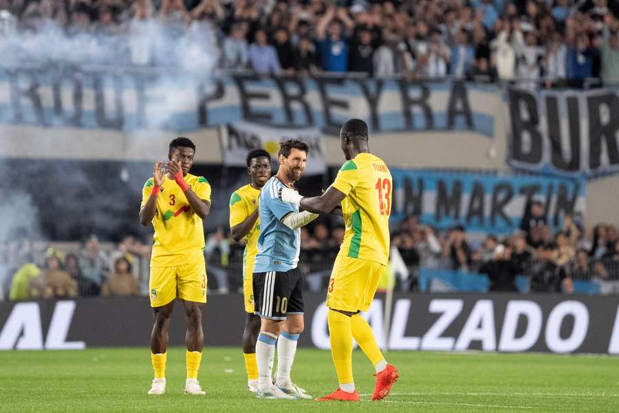 Jucătorii naționalei din Benin îl felicită pe Lionel Messi la finalul meciului său de retragere pentru Argentina
