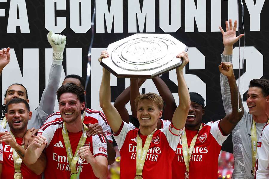 Odegaard ergueu a taça da Supercopa da Inglaterra 2026