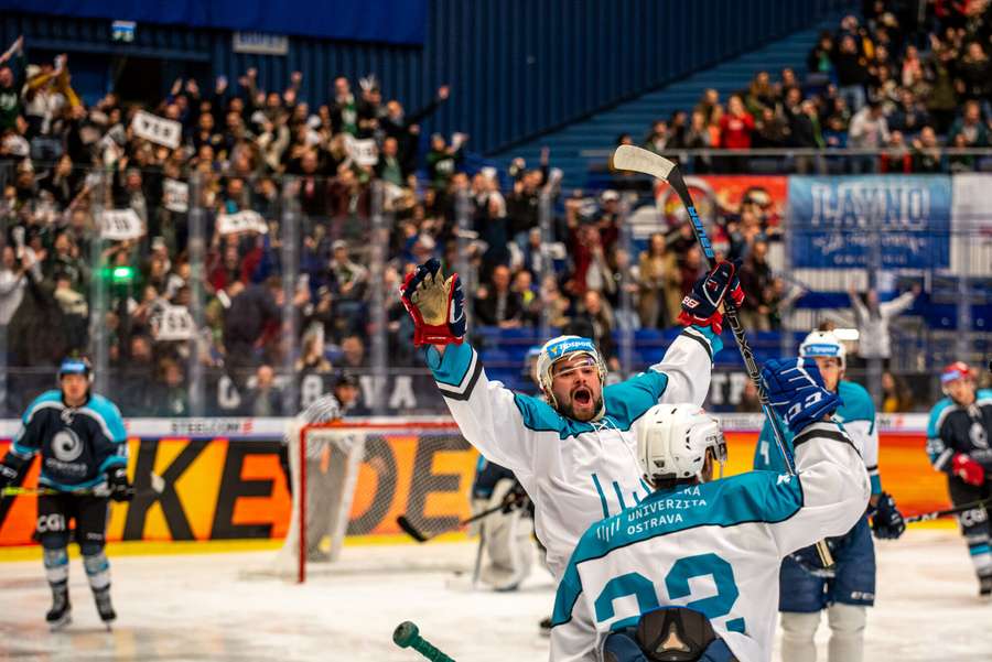 Bývalý výborný florbalista a univerzitní hokej? Při derby studentů naplnil Ostravar arénu