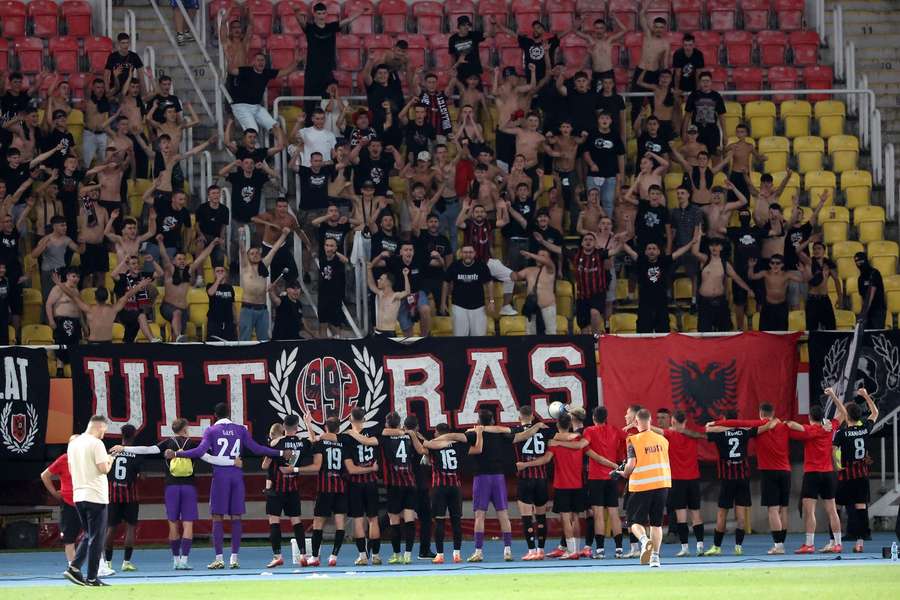 Jucătorii de la Shkendija sărbătoresc alături de fani