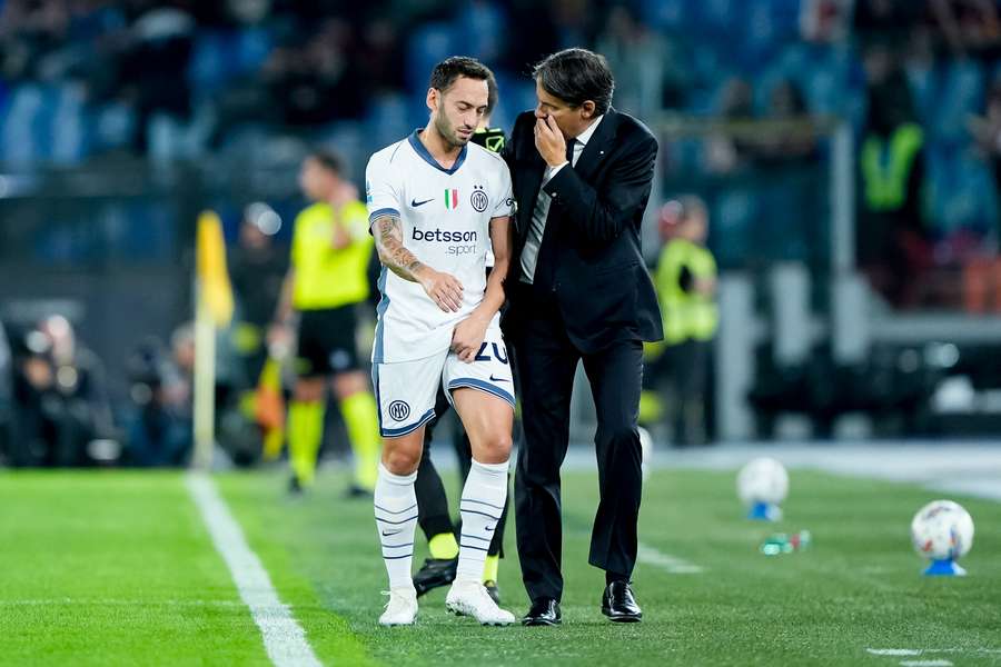 Çalhanoğlu abandonou o relvado do Stadio Olimpico com queixas