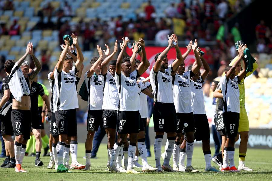 Los jugadores del Botafogo agradecen el apoyo de su afición.