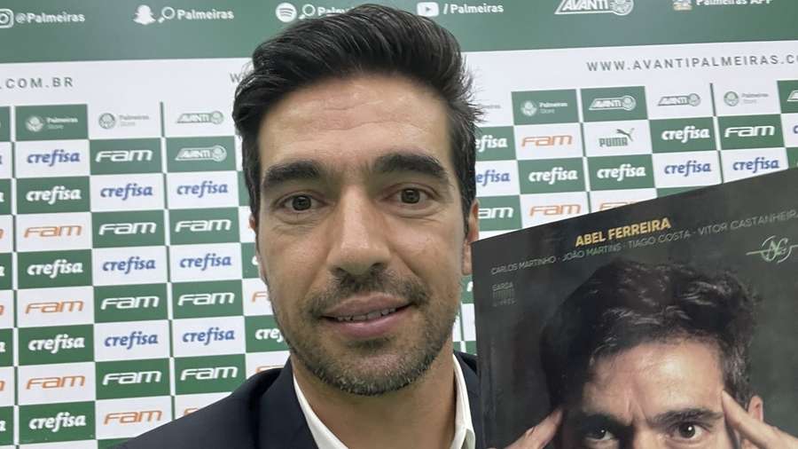 Abel Ferreira apresenta publicação que era um objetivo pessoal
