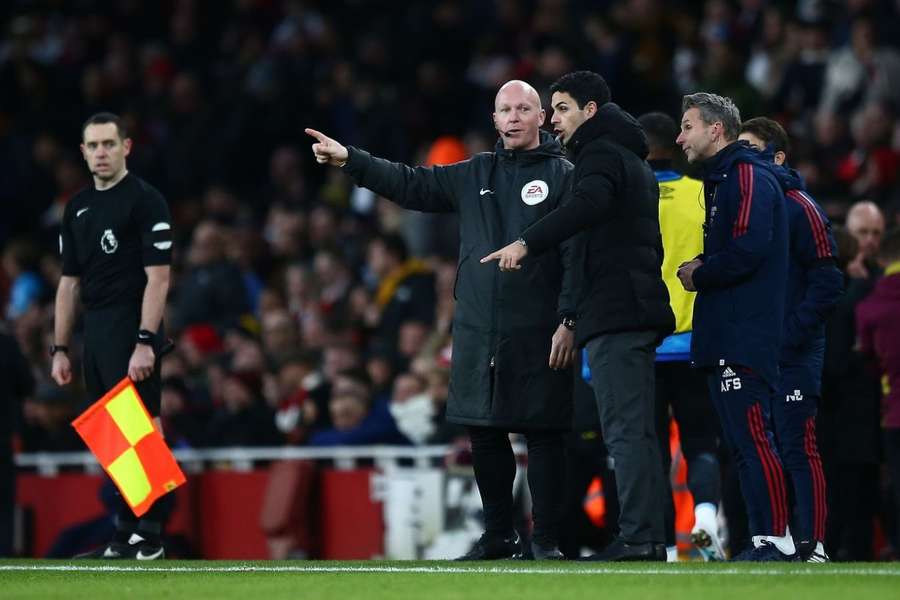 Mikel Arteta ved kampen mellem Arsenal og Brentford.