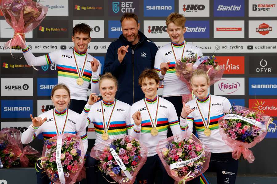 Team Nederland viert de overwinning op het podium tijdens het onderdeel team relay van het WK veldrijden op 3 februari