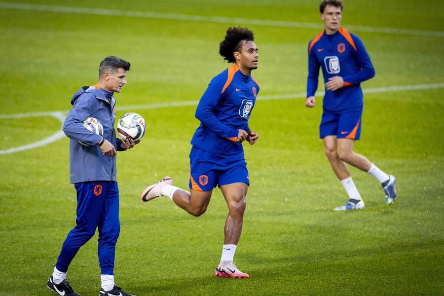 Joshua Zirkzee in actie op de training van Oranje