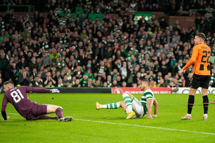 Giakoumakis scoring for Celtic against Shakhtar