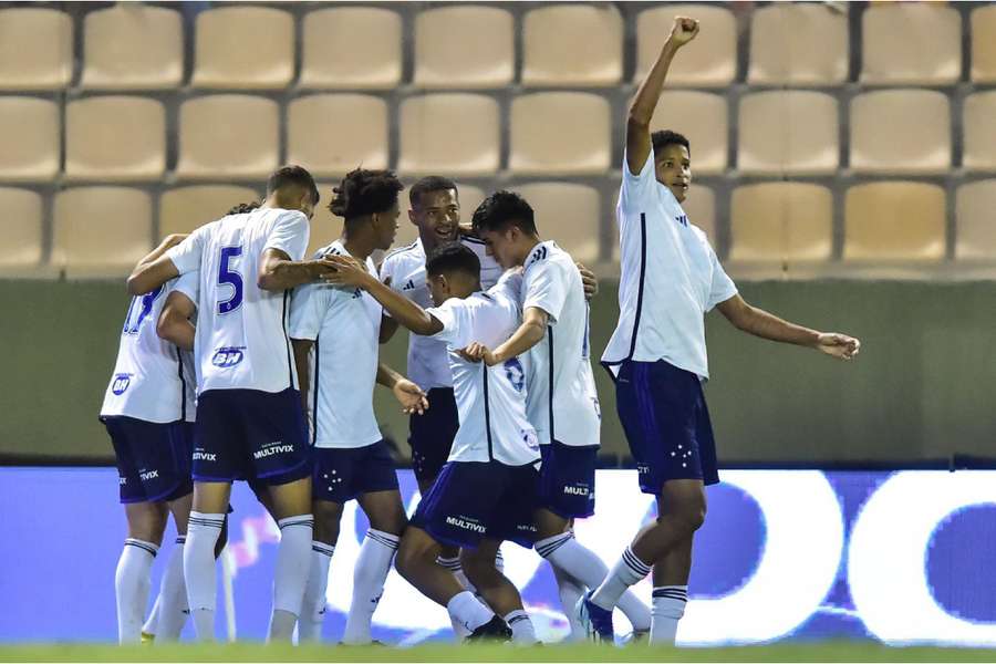 Jogadores do Cruzeiro celebram vaga na final da Copinha