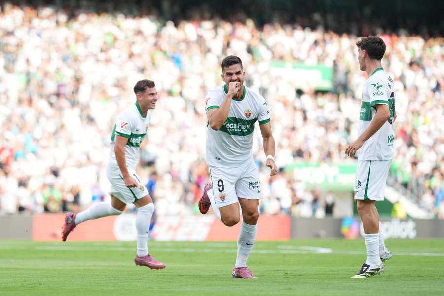 André Silva celebra el gol del Elche ante el Oviedo