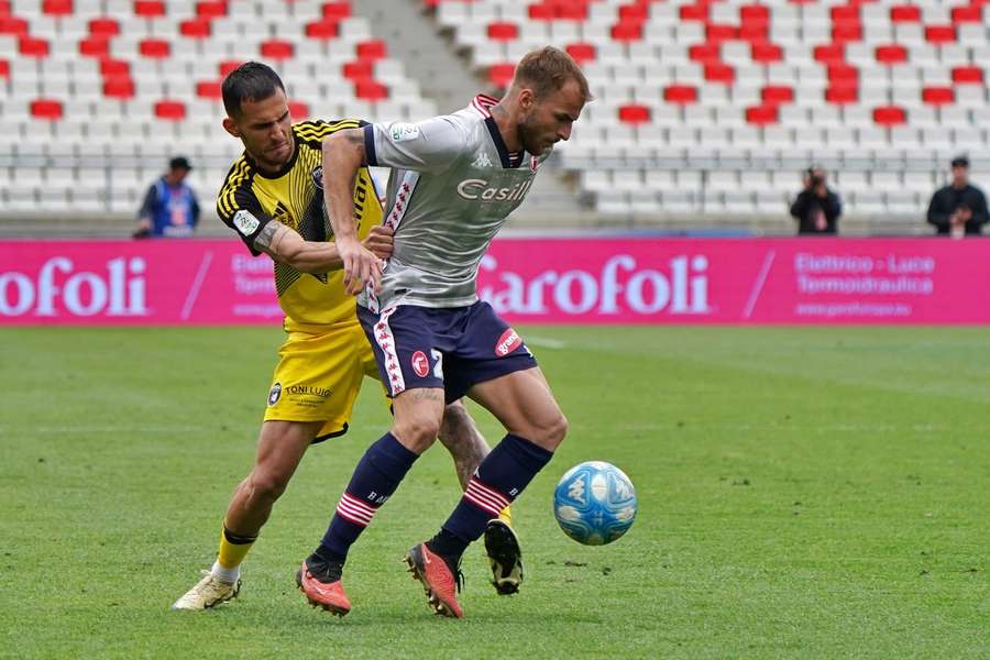 Giuseppe Sibilli (Bari) în duel cu Marius Marin (Pisa), în meciul de Serie B dintre SSC Bari și AC Pisa, disputat la Bari, pe 20 aprilie 2024