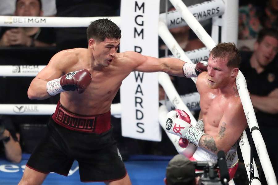 Dmitry Bivol votato pugile dell'anno 2022 da Ring Magazine