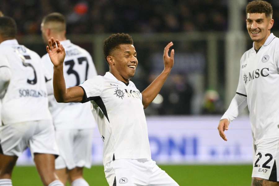 David Neres abriu o placar em Fiorentina 0x3 Napoli com um golaço