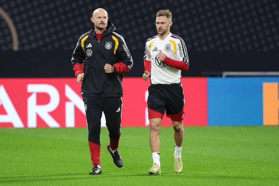 Joshua Kimmich (r.) beim leichten Lauftraining Joshua Kimmich (r.) beim leichten Lauftraining