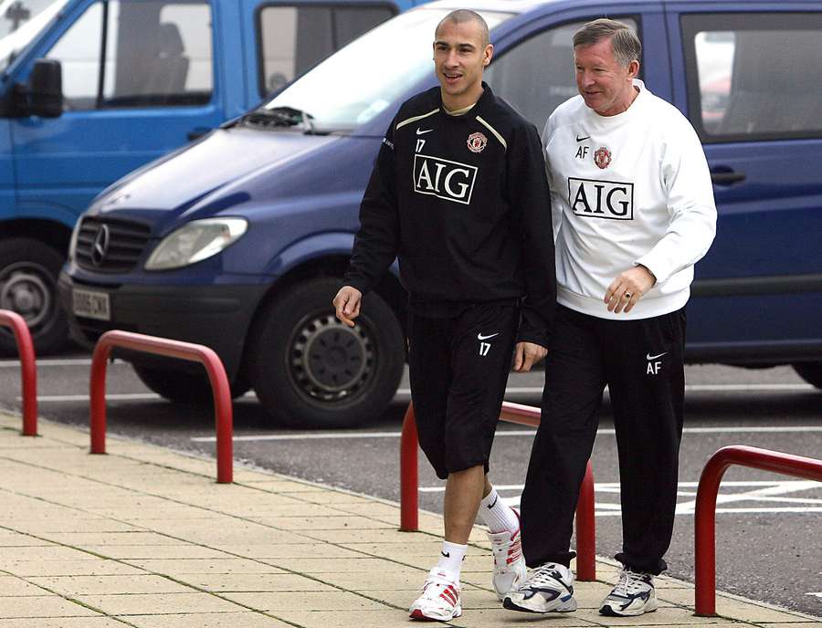Henrik Larsson llega a una rueda de prensa con el entrenador del Manchester United Alex Ferguson