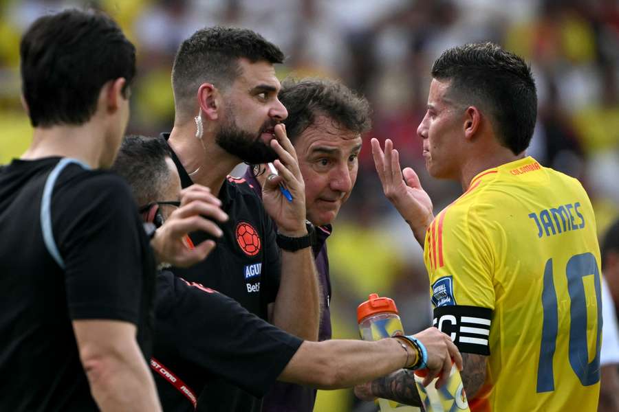 Néstor Lorenzo, al fondo, da instrucciones a James Rodríguez