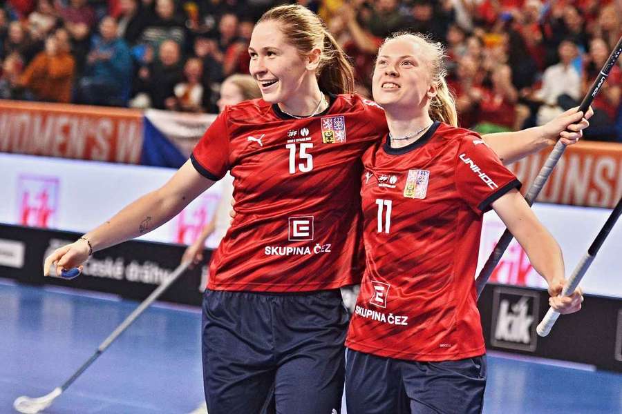 Staňková (vlevo) a Klubalová slaví jeden z mnoha českých zásahů.