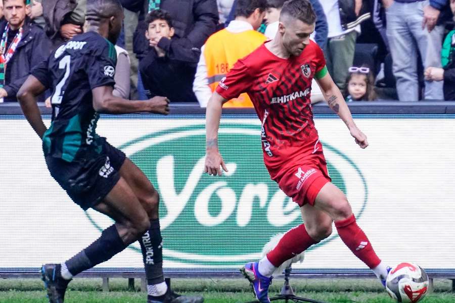 Maxim (dreapta) a fost integralist