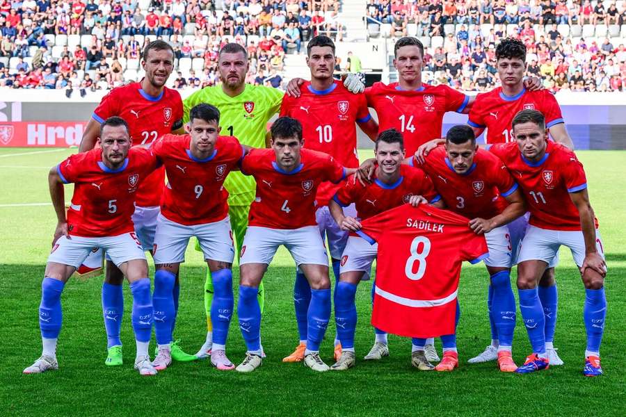 Čeští fotbalisté před zápasem podpořili zraněného Michala Sadílka