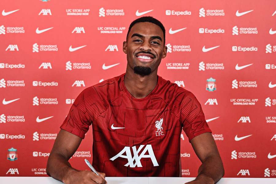 Gravenberch tekent zijn contract bij Liverpool