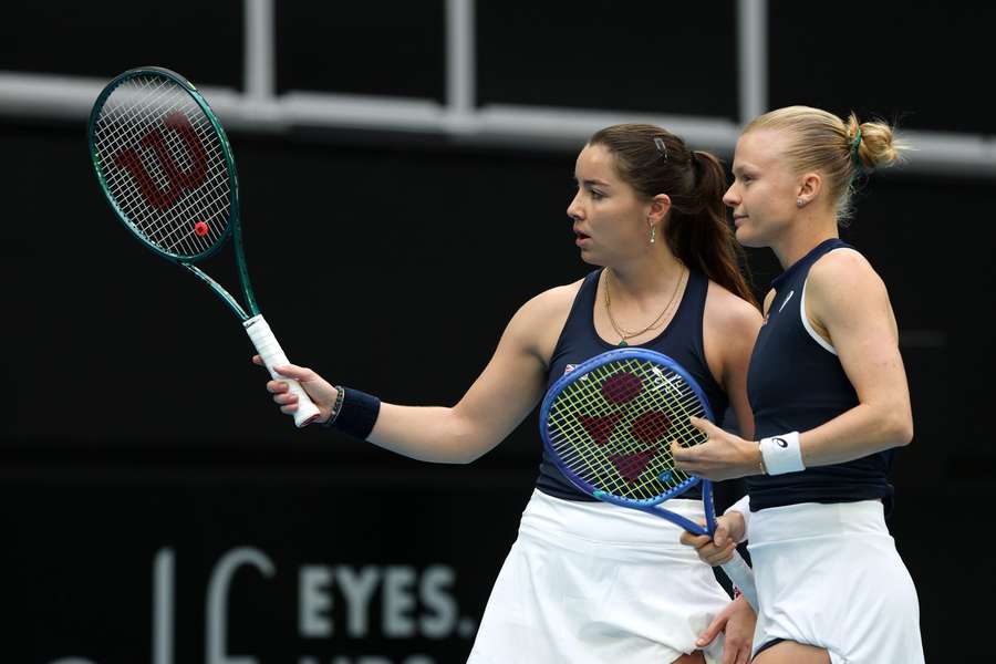 Jodie Burrage și Harriet Dart din echipa de tenis a Marii Britanii Jodie Burrage și Harriet Dart din echipa de tenis a Marii Britanii