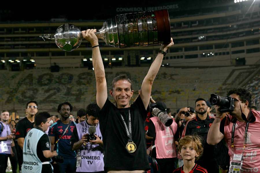 Filipe Luís, con el trofeo como ganador de la Libertadores