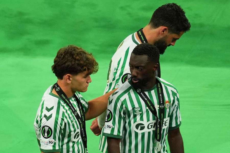 Real Betis players with their runners-up medals
