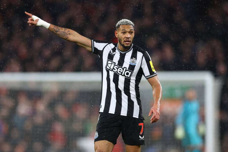Joelinton está lesionado e acompanhava o jogo das cadeiras do St. James Park Joelinton está lesionado e acompanhava o jogo das cadeiras do St. James Park