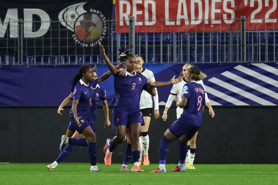 Melvine Malard célébrant son but inscrit face à l'Allemagne lors de la demi-finale retour, le 28 octobre