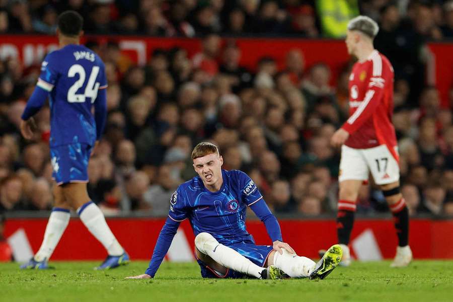 Cole Palmer goes down injured during Chelsea's game with Manchester United