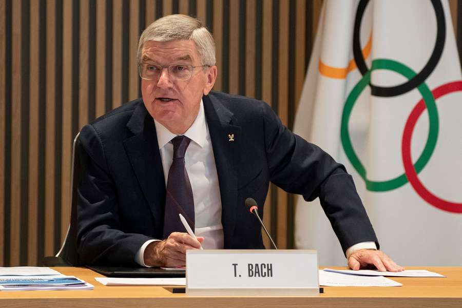 Bach diz ter o apoio total do quadro executivo do COI nas declarações que prestou sobre a reintegração