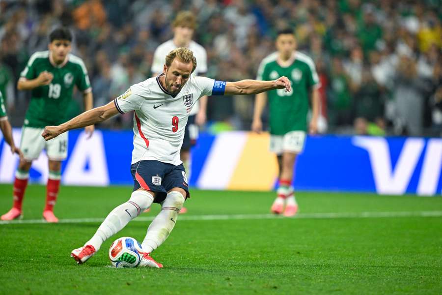 L'attaquant anglais Harry Kane transforme un penalty face au Mexique en huitièmes de finale de la Coupe du monde 2026, le 5 juillet à Mexico. L'attaquant anglais Harry Kane transforme un penalty face au Mexique en huitièmes de finale de la Coupe du monde 2026, le 5 juillet à Mexico.